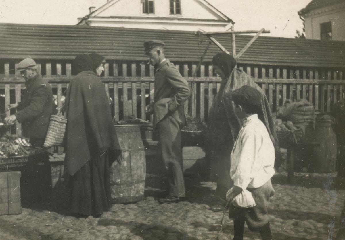 ÐÐµÐ¼ÐµÑÐºÐ¸Ð¹ Ð¾ÑÐ¸ÑÐµÑ Ð¿Ð¾ÐºÑÐ¿Ð°ÐµÑ ÑÑÐ±Ñ Ð½Ð° Ð³ÑÐ¾Ð´Ð½ÐµÐ½ÑÐºÐ¾Ð¼ Ð&nbsp;ÑÐ±Ð½Ð¾Ð¼ ÑÑÐ½ÐºÐµ, 1916 Ð³.