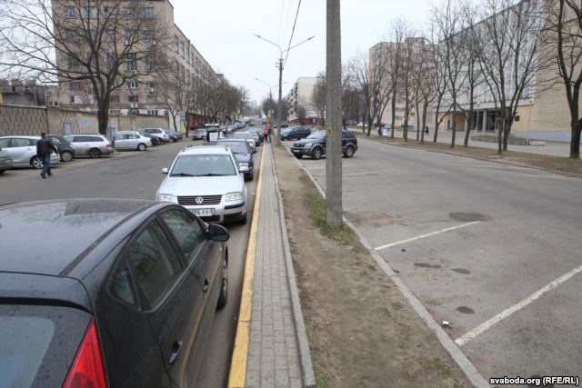 ÐÑÐ»ÑÑÐ° ÐÑÐºÐ°Ð»Ñ: Ð¿Ð»Ð°ÑÐ½Ð°Ñ Ð¿Ð°ÑÐºÐ¾ÑÐºÐ° (ÑÐ¿ÑÐ°Ð²Ð°) Ð¿ÑÑÑÑÐµ, Ð° Ð²Ð°ÐºÐ¾Ð» ÑÐµ Ð¿ÑÑÐ¿Ð°ÑÐºÐ°Ð²Ð°Ð½ÑÑ Ð¼Ð°ÑÑÐ½Ñ.