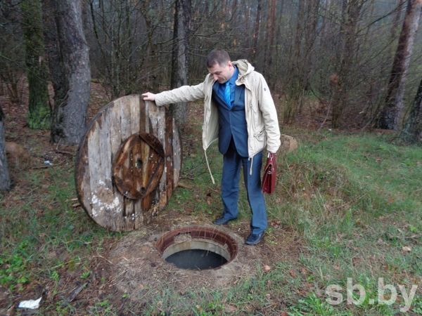 ÐÐ¼Ð¸ÑÑÐ¸Ð¹ ÐÐ¾Ð»Ð¸Ð²ÐµÐ½Ð¾Ðº Ð¿Ð¾ÐºÐ°Ð·ÑÐ²Ð°ÐµÑ ÐºÐ¾Ð»Ð¾Ð´ÐµÑ Ð´Ð»Ñ Ð¿ÑÐ¾ÐºÐ»Ð°Ð´ÐºÐ¸ Ð¿Ð¾Ð´Ð·ÐµÐ¼Ð½Ð¾Ð³Ð¾ ÑÐ»ÐµÐºÑÑÐ¾ÐºÐ°Ð±ÐµÐ»Ñ, Ð½Ð°Ð¿Ð¾Ð»Ð¾Ð²Ð¸Ð½Ñ Ð·Ð°Ð»Ð¸ÑÑÐ¹ Ð²Ð¾Ð´Ð¾Ð¹