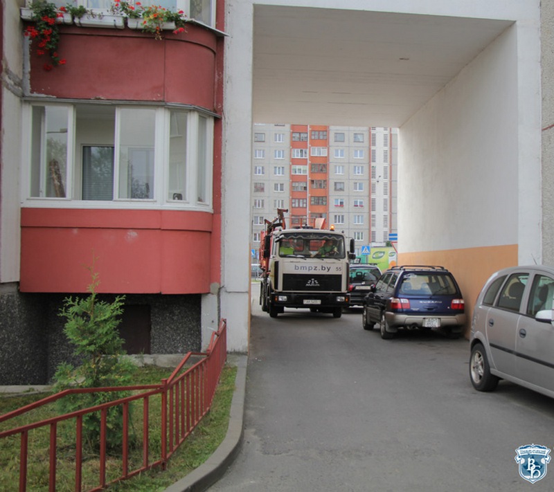 Машина мешает вывозу мусора Машина мешает вывозу мусора