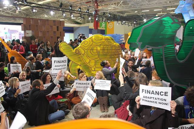 Сидячая акция протеста на климатическом саммите в Париже