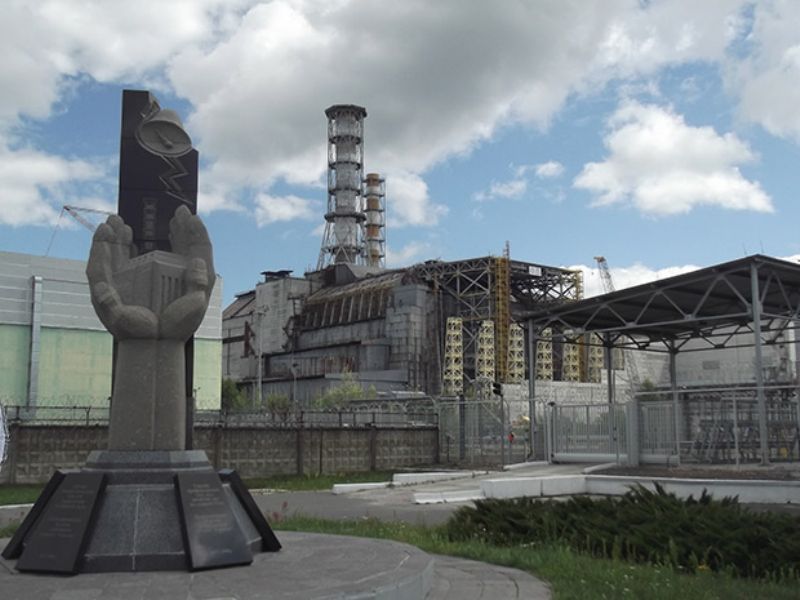 ÐÐ°Ð¼ÑÑÐ½Ð¸Ðº Ð»Ð¸ÐºÐ²Ð¸Ð´Ð°ÑÐ¾ÑÐ°Ð¼ ÑÑÑÐ¾Ð¸ÑÐµÐ»ÑÐ¼ ÑÐ°ÑÐºÐ¾ÑÐ°Ð³Ð°, Ð²Ð¾Ð·Ð»Ðµ 4-Ð³Ð¾ ÑÐ½ÐµÑÐ³Ð¾Ð±Ð»Ð¾ÐºÐ°,  Ð¿Ð¾ÑÑÑÐ¾ÐµÐ½ Ðº 10-Ð¹ Ð³Ð¾Ð´Ð¾Ð²ÑÐ¸Ð½Ðµ Ð°Ð²Ð°ÑÐ¸Ð¸ Ð½Ð° Ð§ÐÐ­Ð¡.