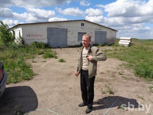 ÐÐ¸ÑÐ°Ð¸Ð» ÐÑÐºÐ°ÑÐµÐ²Ð¸Ñ ÑÑÐ´Ð¾Ð¼ Ñ Ð±ÑÐ²ÑÐ¸Ð¼ ÑÐµÑÐ¾Ð¼ Ð¿Ð¾ Ð¿ÑÐ¾Ð¸Ð·Ð²Ð¾Ð´ÑÑÐ²Ñ Ð¼Ð¾Ð»Ð¾ÐºÐ°, Ð² ÐºÐ¾ÑÐ¾ÑÐ¾Ð¼ ÑÐµÐ¹ÑÐ°Ñ ÑÑÐ°Ð½ÑÑÑÑ Ð±Ð¾ÑÐºÐ¸ Ñ ÑÐ¸Ð¼Ð¸ÐºÐ°ÑÐ°Ð¼Ð¸ 