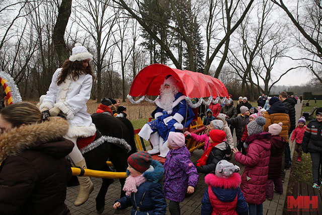 http://minsknews.by/blog/2015/12/25/ded-moroz-v-oranzheree-v-botanicheskom-sadu-otkryit-novogodniy-sezon/