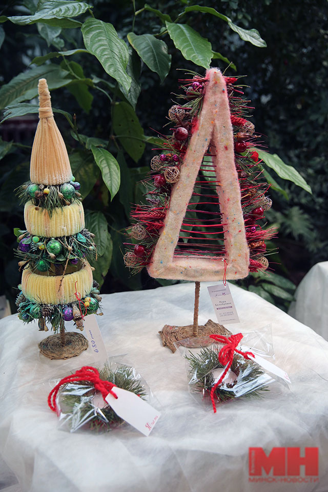 http://minsknews.by/blog/2015/12/25/ded-moroz-v-oranzheree-v-botanicheskom-sadu-otkryit-novogodniy-sezon/