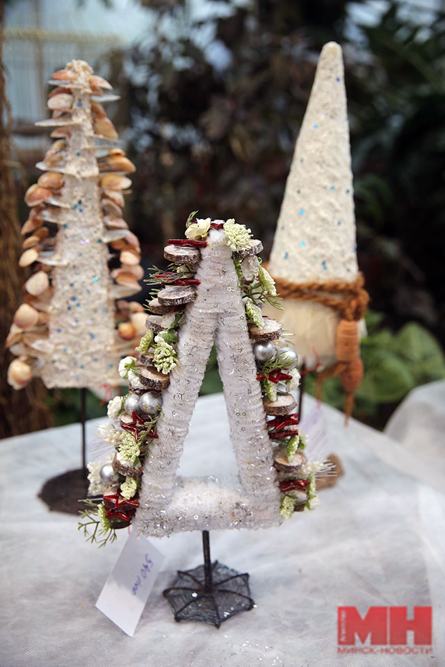 http://minsknews.by/blog/2015/12/25/ded-moroz-v-oranzheree-v-botanicheskom-sadu-otkryit-novogodniy-sezon/