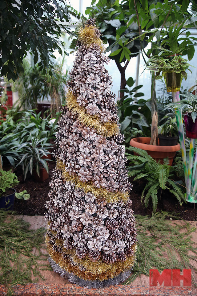 http://minsknews.by/blog/2015/12/25/ded-moroz-v-oranzheree-v-botanicheskom-sadu-otkryit-novogodniy-sezon/