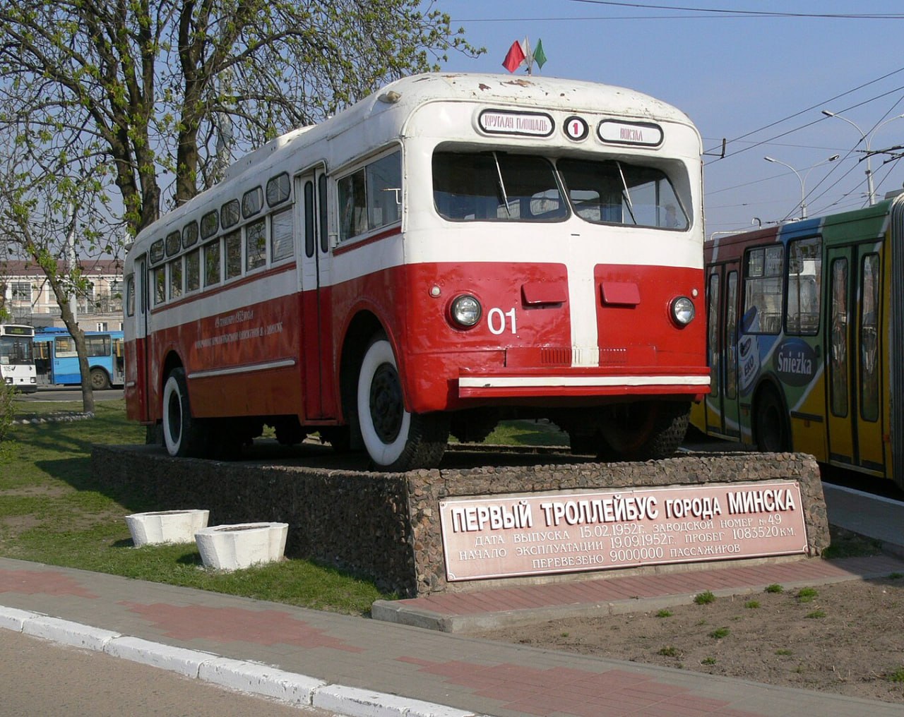 ÐÐ°Ð¼ÑÑÐ½Ð¸Ðº Ð¿ÐµÑÐ²Ð¾Ð¼Ñ ÑÑÐ¾Ð»Ð»ÐµÐ¹Ð±ÑÑÑ Ð³Ð¾ÑÐ¾Ð´Ð° ÐÐ¸Ð½ÑÐº. Ð¤Ð¾ÑÐ¾: Redline. CC BY-SA 3.0, commons.wikimedia.org