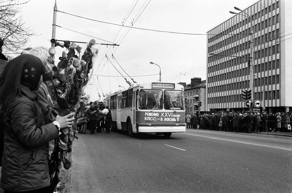 ÐÐ° ÑÐ¾ÑÐ¾ Ð¿ÑÑÐº Ð¿ÐµÑÐ²Ð¾Ð³Ð¾ ÑÑÐ¾Ð»Ð»ÐµÐ¹Ð±ÑÑÐ° Ð² ÐÑÐµÑÑÐµ, 17 Ð°Ð¿ÑÐµÐ»Ñ 1981 Ð³Ð¾Ð´Ð°. Ð¤Ð¾ÑÐ¾ Ð¸Ð· Ð°ÑÑÐ¸Ð²Ð° ÐÐ»ÐµÐºÑÐ°Ð½Ð´ÑÐ° Ð¯ÑÐ¼Ð¾Ð»ÑÐºÐ°.