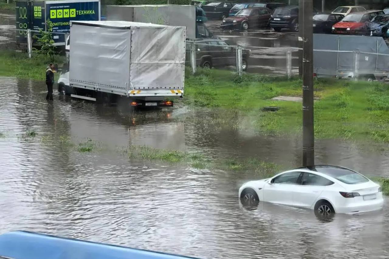 ÐÐ¸Ð½ÑÐº ÑÐ½Ð¾Ð²Ð° ÑÑÑÐ» Ð¿Ð¾Ð´ Ð²Ð¾Ð´Ñ Ð¿Ð¾ÑÐ»Ðµ ÑÐ¸Ð»ÑÐ½Ð¾Ð³Ð¾ Ð»Ð¸Ð²Ð½Ñ: Ð²Ð¾ Ð¤ÑÑÐ½Ð·ÐµÐ½ÑÐºÐ¾Ð¼ ÑÐ°Ð¹Ð¾Ð½Ðµ Ð·Ð°ÑÐ¾Ð¿Ð¸Ð»Ð¾ ÑÐ»Ð¸ÑÑ, Ð¾ÑÑÐ°Ð½Ð¾Ð²Ð¸Ð»ÑÑ ÑÑÐ°Ð½ÑÐ¿Ð¾ÑÑ, Ð° Ð¼Ð°ÑÐ¸Ð½Ñ Ð±ÑÐºÐ²Ð°Ð»ÑÐ½Ð¾ Â«Ð¿Ð»ÑÐ»Ð¸Â» Ð¿Ð¾ Ð´Ð¾ÑÐ¾Ð³Ð°Ð¼.