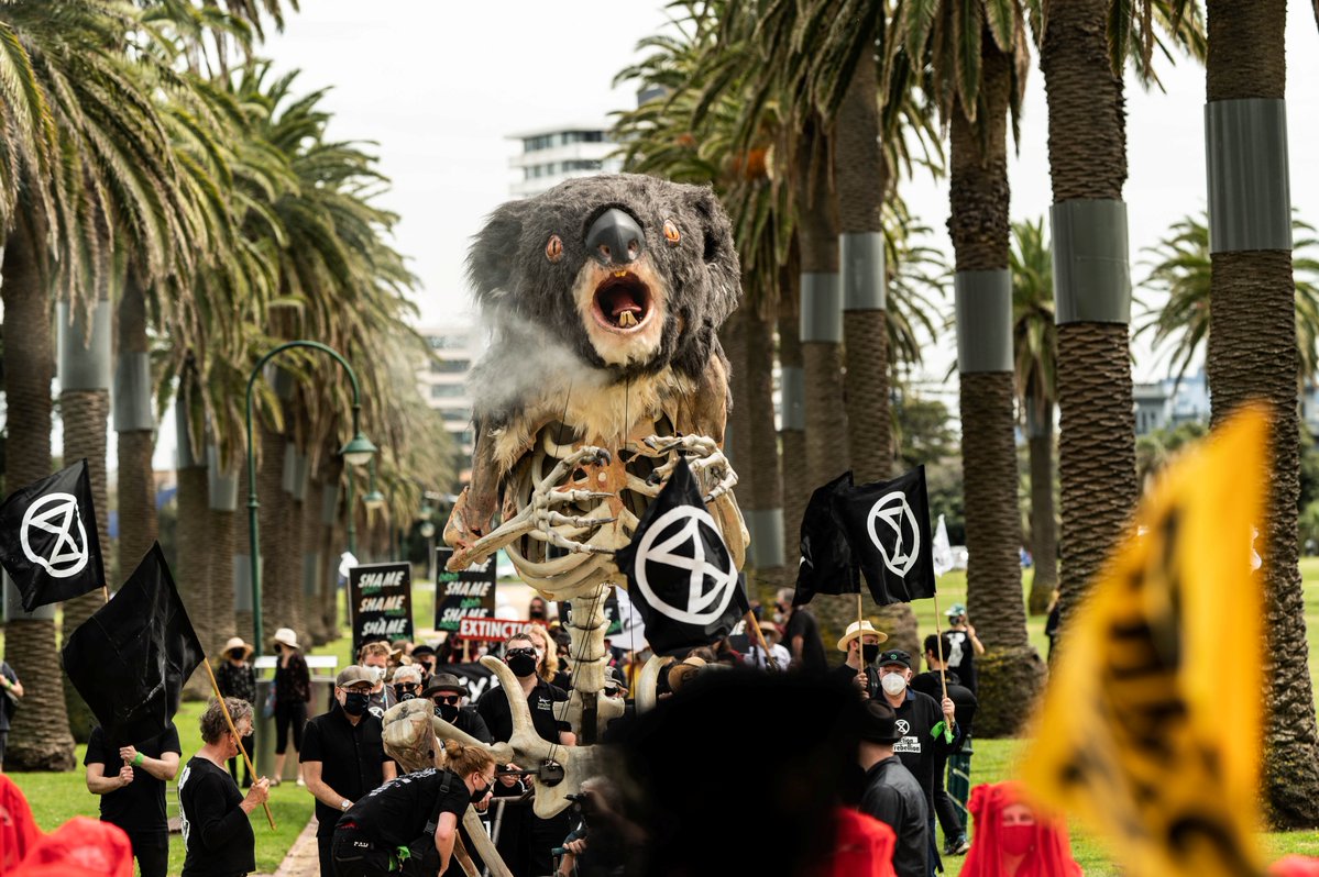 Ð£ÑÐ°ÑÑÐ½Ð¸ÐºÐ¸ Ð´Ð²Ð¸Ð¶ÐµÐ½Ð¸Ñ Extinction Rebellion, Ð±Ð¾ÑÑÑÐµÐ³Ð¾ÑÑ ÑÂ&nbsp;ÑÐºÐ¾Ð»Ð¾Ð³Ð¸ÑÐµÑÐºÐ¸Ð¼Ð¸ Ð¿ÑÐ¾Ð±Ð»ÐµÐ¼Ð°Ð¼Ð¸, ÑÑÑÑÐ¾Ð¸Ð»Ð¸ Ð¸Ð¼Ð¸ÑÐ°ÑÐ¸Ñ Ð¿Ð¾ÑÐ¾ÑÐ¾Ð½ ÐºÐ¾Ð°Ð»Ñ Ð²Â&nbsp;ÐÐµÐ»ÑÐ±ÑÑÐ½Ðµ, ÐÐ²ÑÑÑÐ°Ð»Ð¸Ñ, 6Â&nbsp;Ð½Ð¾ÑÐ±ÑÑ 2021 Ð³Ð¾Ð´Ð°. Ð¤Ð¾ÑÐ¾ -Â&nbsp;Extinction Rebellion Australia / Reuters / Scanpix / LETA