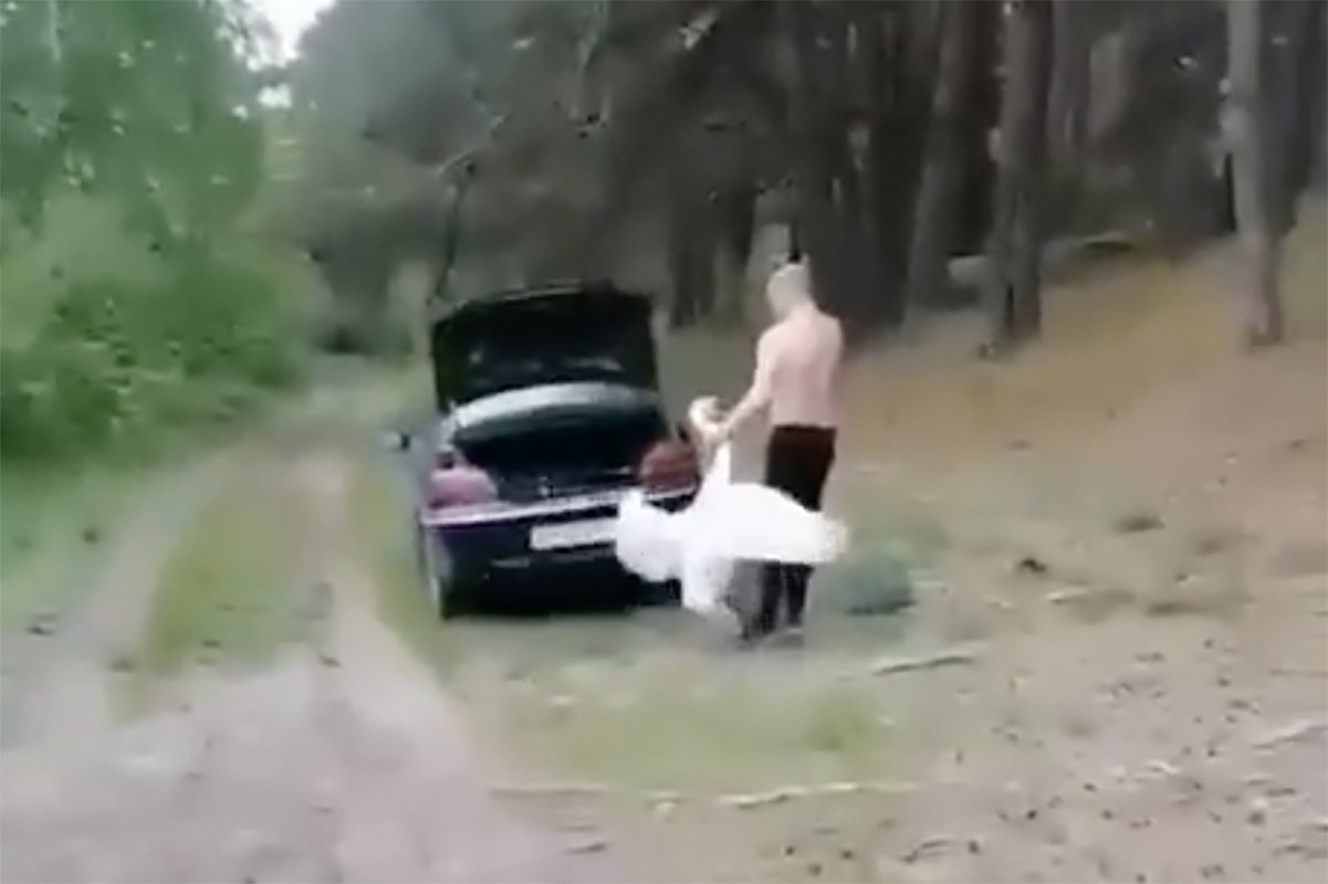 ÐÑÐ¶ÑÐ¸Ð½Ð° ÑÐ°ÑÐ¸Ñ Ð»ÐµÐ±ÐµÐ´Ñ Ð² Ð±Ð°Ð³Ð°Ð¶Ð½Ð¸Ðº. Ð¡ÐºÑÐ¸Ð½ÑÐ¾Ñ Ñ Ð²Ð¸Ð´ÐµÐ¾