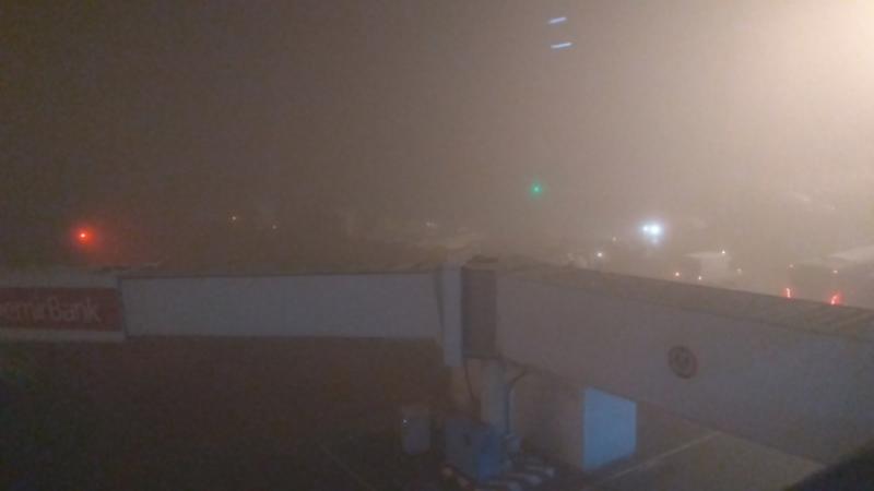 Ð¢ÐµÑÐ¼Ð¸Ð½Ð°Ð» Ð°ÑÑÐ¾Ð¿Ð¾ÑÑÐ°. Ð¢ÑÐ¼Ð°Ð½ Ð½Ð°ÑÑÐ¾Ð»ÑÐºÐ¾ Ð³ÑÑÑÐ¾Ð¹, ÑÑÐ¾ Ð½Ðµ Ð²Ð¸Ð´Ð½Ð¾ Ð½Ð¸ ÑÐµÑÐ²Ð¸ÑÐ½ÑÑ Ð°Ð²ÑÐ¾Ð¼Ð¾Ð±Ð¸Ð»ÐµÐ¹, Ð½Ð¸ Ð±Ð»Ð¸Ð¶Ð°Ð¹ÑÐµÐ³Ð¾ Ðº Ð¾ÐºÐ½Ñ ÑÐ°Ð¼Ð¾Ð»ÐµÑÐ° â ÑÐ¾Ð»ÑÐºÐ¾ Ð¾Ð³Ð¾Ð½ÑÐºÐ¸