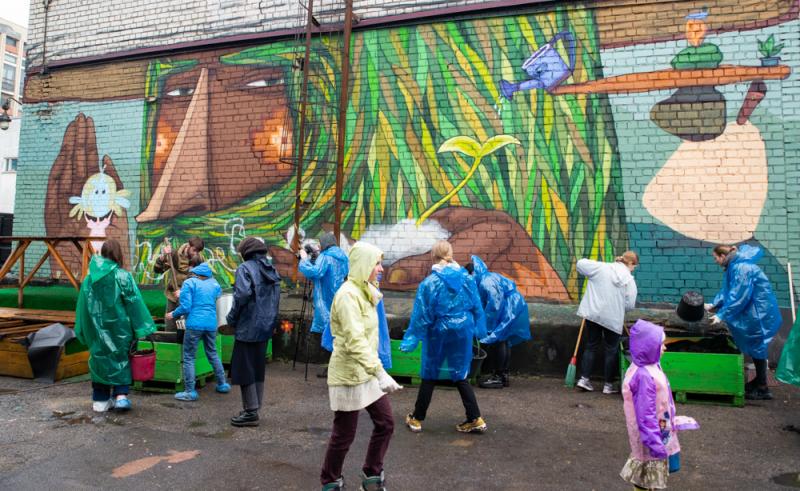 ÐÐµÑÐ¼Ð¾ÑÑÑ Ð½Ð° Ð´Ð¾Ð¶Ð´Ñ, Ð²Ð¾Ð»Ð¾Ð½ÑÐµÑÑ Ð¿Ð¾Ð¼Ð¾Ð³Ð°ÑÑ ÑÐ¾Ð±Ð¸ÑÐ°ÑÑ ÐºÐ¾Ð½ÑÑÑÑÐºÑÐ¸Ñ ÐÐ¾ÑÐ¾Ð´ÑÐºÐ¾Ð³Ð¾ Ð¾Ð³Ð¾ÑÐ¾Ð´Ð°