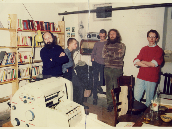 ÐÐ¾ Ð²ÑÐµÐ¼Ñ ÑÐµÐ¹Ð´Ð° Ð² Ð±ÐµÑÐ»Ð¸Ð½ÑÐºÑÑ Ð£Ð¼Ð²ÐµÐ»ÑÑÐ±Ð¸Ð±Ð»Ð¸Ð¾ÑÐµÐºÑ (Umweltbibliothek) Ð² 1987 Ð³Ð¾Ð´Ñ. Ð¤Ð¾ÑÐ¾Ð³ÑÐ°ÑÐ¸Ñ ÑÐ´ÐµÐ»Ð°Ð½Ð° Ð¨ÑÐ°Ð·Ð¸.