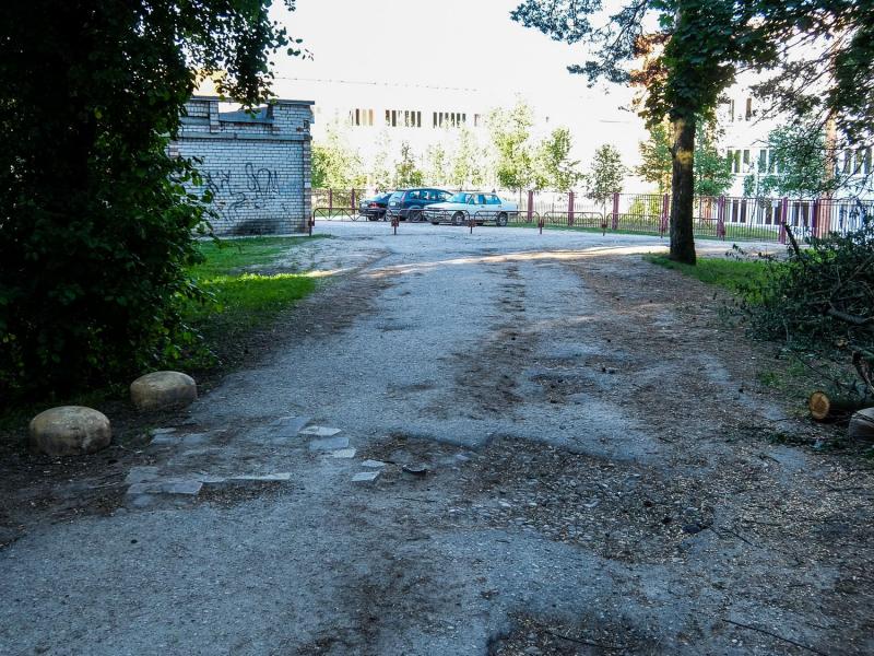 Ð&nbsp;Ð°Ð±Ð¾ÑÐ½Ð¸ÐºÐ¸ ÐÐ­Ð¡ Ð·Ð´ÐµÑÑ Ð¿ÐµÑÐµÐºÑÑÐ²Ð°Ð»Ð¸ Ð¿ÑÐ¾ÐµÐ·Ð´ Ð±ÐµÑÐ¾Ð½Ð½ÑÐ¼Ð¸ Ð¿Ð»Ð¸ÑÐ°Ð¼Ð¸, Ð²ÐºÐ°Ð¿ÑÐ²Ð°Ð»Ð¸ ÑÑÐ¾Ð»Ð±Ñ