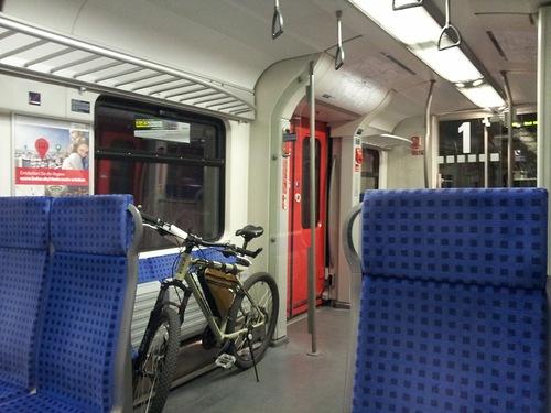 S-Bahn (Ð½Ð°Ð·ÐµÐ¼Ð½Ð¾Ðµ Ð¼ÐµÑÑÐ¾) Ð²Ð¾ Ð¤ÑÐ°Ð½ÐºÑÑÑÑÐµ, ÐÐµÑÐ¼Ð°Ð½Ð¸Ñ. Ð ÐÐµÐ»Ð°ÑÑÑÐ¸ Ð¿ÑÐ¾ÐµÑÐ°ÑÑ Ð² Ð¼ÐµÑÑÐ¾ Ñ Ð²ÐµÐ»Ð¾ÑÐ¸Ð¿ÐµÐ´Ð¾Ð¼ ÑÐ»Ð¾Ð¶Ð½Ð¾. ÐÐ¾ Ð¼Ð¾Ð¶Ð½Ð¾, ÐµÑÐ»Ð¸ Ð´ÐµÐ½Ñ ÑÐ¾ÑÐ¾Ñ, Ð»ÑÐ´ÐµÐ¹ Ð¼Ð°Ð»Ð¾, Ð° Ð²ÐµÐ»Ð¾ÑÐ¸Ð¿ÐµÐ´ ÑÐ¾ÑÐ¾ÑÐ¾ ÑÐ¿Ð°ÐºÐ¾Ð²Ð°Ð½
