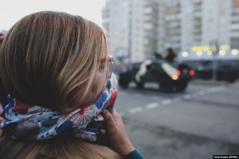 ÐÐ¾ Ð½Ðµ Ð²ÑÐµÐ³Ð´Ð° ÑÑÐ¸ Ð¼ÐµÑÐ°Ð½Ð¸Ð·Ð¼Ñ ÑÐ°Ð±Ð¾ÑÐ°ÑÑ. ÐÐ° ÑÐ¾ÑÐ¾ Ð´ÐµÐ²ÑÑÐºÐ° Ð·Ð°ÐºÑÑÐ²Ð°ÐµÑ Ð»Ð¸ÑÐ¾, ÑÑÐ¾Ð±Ñ Ð½Ðµ Ð´ÑÑÐ°ÑÑ Ð²ÑÑÐ»Ð¾Ð¿Ð°Ð¼Ð¸ Ð²Ð¾ÐµÐ½Ð½Ð¾Ð¹ ÑÐµÑÐ½Ð¸ÐºÐ¸. Ð¤Ð¾ÑÐ¾ â ÐÐ»Ð°Ð´Ð¸Ð¼Ð¸Ñ ÐÑÐ¸Ð´Ð¸Ð½, svaboda.org