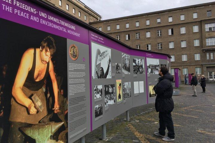 Ð¡ÑÐµÐ½Ð´ Ð½Ð° Ð²ÑÑÑÐ°Ð²ÐºÐµ Ð¾Ð± ÑÐºÐ¾Ð»Ð¾Ð³Ð¸ÑÐµÑÐºÐ¾Ð¼ Ð´Ð²Ð¸Ð¶ÐµÐ½Ð¸Ð¸ Ð² ÐÐÐ&nbsp;, ÑÐ°ÑÐ¿Ð¾Ð»Ð¾Ð¶ÐµÐ½Ð½ÑÐ¹ Ð²Ð¾ Ð´Ð²Ð¾ÑÐµ Ð±ÑÐ²ÑÐµÐ³Ð¾ ÑÑÐ°Ð±Ð° Ð¨ÑÐ°Ð·Ð¸.
