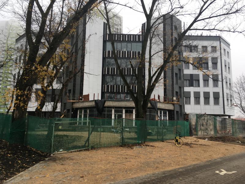 ÐÐµÑÐµÐ²ÑÑ Ñ Ð²ÑÐ¾Ð´Ð° Ð² Ð·Ð´Ð°Ð½Ð¸Ðµ Ð² "ÐÐ°ÑÐºÐ°Ð´Ðµ", Ð½Ð¾ÑÐ±ÑÑ 2019 Ð³Ð¾Ð´Ð°. Ð¤Ð¾ÑÐ¾ - ÐÐ°Ð²ÐµÐ» ÐÐ¸ÑÐµÐ½ÐºÐ¾.