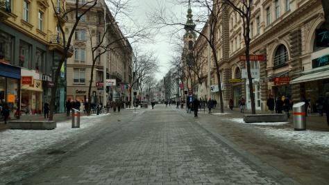 ÐÐµÐ½Ð°, Mariahilfer StraÃe. Ð£Ð»Ð¸ÑÐ° ÑÑÐ°Ð»Ð° Ð±Ð¾Ð»ÐµÐµ Ð¾Ð¶Ð¸Ð²Ð»ÐµÐ½Ð½Ð¾Ð¹ Ð¸ Ð¿ÑÐ¸ÑÑÐ½Ð¾Ð¹ Ð¿Ð¾ÑÐ»Ðµ Ð½ÐµÐ´Ð°Ð²Ð½Ð¸Ñ ÑÐ°Ð±Ð¾Ñ, Ð² ÑÐµÐ·ÑÐ»ÑÑÐ°ÑÐµ ÐºÐ¾ÑÐ¾ÑÑÑ Ð¿Ð¾ÑÐ²Ð¸Ð»Ð¸ÑÑ Ð¿ÐµÑÐµÑÐ¾Ð´Ð½ÑÐµ Ð¸ ÑÐ¾Ð²Ð¼ÐµÑÐµÐ½Ð½ÑÐµ ÑÑÐ°ÑÑÐºÐ¸.