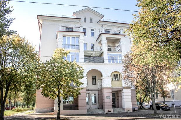 ÐÐ¾Ð¼ Ð¡Ð°ÑÐ¸. Ð&nbsp;Ð°Ð½ÑÑÐµ Ð½Ð° Ð¿ÐµÑÐ²Ð¾Ð¼ ÑÑÐ°Ð¶Ðµ Ð±ÑÐ» ÑÐ°Ð´, Ð¸ ÑÐ¾Ð´Ð¸ÑÐµÐ»Ð¸ ÑÑÑÐ¸Ð»Ð¸, ÑÑÐ¾ Ð¼Ð»Ð°Ð´ÑÑÑ ÑÐµÑÑÑÑ ÑÑÐ´Ð° Ð¼Ð¾Ð¶Ð½Ð¾ ÑÐ¿ÑÑÐºÐ°ÑÑ ÑÐµÑÐµÐ· Ð¾ÐºÐ½Ð¾. ÐÐ¾ ÑÐ°Ð´ Ð·Ð°ÐºÑÑÐ»Ð¸, ÑÐ´ÐµÐ»Ð°Ð»Ð¸ Ð¿ÑÐ¾ÐºÑÑÐ°ÑÑÑÑ, Ð° ÑÐµÐ¿ÐµÑÑ ÑÐ¾Ð±Ð¸ÑÐ°ÑÑÑÑ Ð¿Ð¾ÑÑÑÐ¾Ð¸ÑÑ Ð²Ð¾ Ð´Ð²Ð¾ÑÐµ Ð½Ð¾Ð²ÑÐ¹ ÑÐ°Ð´. Ð¤Ð¾ÑÐ¾ â tut.by