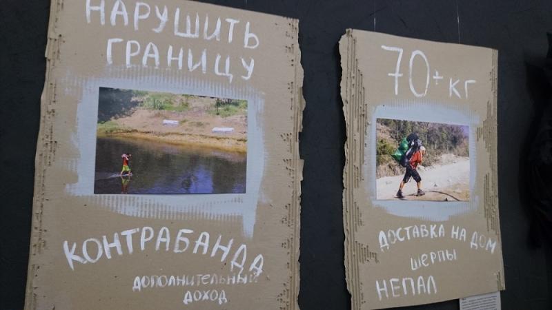 ÐÐ° Ð¿ÐµÑÐ²Ð¾Ð¼ ÑÐ¾ÑÐ¾ â Ð¶Ð¸ÑÐµÐ»Ñ Ð¢Ð°Ð¸Ð»Ð°Ð½Ð´Ð° Ð½ÐµÐ»ÐµÐ³Ð°Ð»ÑÐ½Ð¾ Ð¿ÐµÑÐµÑÐ¾Ð´Ð¸Ñ Ð³ÑÐ°Ð½Ð¸ÑÑ Ð¿Ð¾ ÑÐµÐºÐµ Ñ ÐÑÑÐ½Ð¼Ð¾Ð¹, ÑÑÐ¾Ð±Ñ Ð¿ÑÐ¾Ð´Ð°ÑÑ ÑÐ°Ð¼ ÑÐ¾Ð²Ð°Ñ. ÐÐ° Ð²ÑÐ¾ÑÐ¾Ð¼ ÑÐ¾ÑÐ¾ â Ð¼ÑÐ¶ÑÐ¸Ð½Ð° Ð¸Ð· Ð½Ð°ÑÐ¾Ð´Ð½Ð¾ÑÑÐ¸ ÑÐµÑÐ¿Ð¾Ð² (ÐÐ¾ÑÑÐ¾ÑÐ½ÑÐ¹ ÐÐµÐ¿Ð°Ð») Ð½ÐµÑÑÑ ÑÑÐ°Ð·Ñ ÑÑÐ¸ ÑÑÐºÐ·Ð°ÐºÐ° ÑÑÑÐ¸ÑÑÐ¾Ð² â Ð·Ð°ÑÐ°ÑÑÑÑ ÑÑÐ¾ ÐµÐ´Ð¸Ð½ÑÑÐ²ÐµÐ½Ð½Ð°Ñ Ð²Ð¾Ð·Ð¼Ð¾Ð¶Ð½Ð¾ÑÑÑ Ð·Ð°ÑÐ°Ð±Ð¾ÑÐ°ÑÑ.