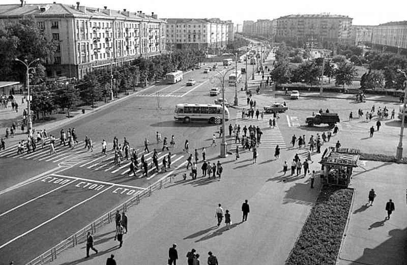 ÐÑÐ»ÑÐ½Ð°Ñ Ð·Ð¾Ð½Ð° Ñ ÑÑÐ½ÑÑÑ ÐÑÐ½ÑÐºÐ° â Ð½Ð° Ð¿Ð»Ð¾ÑÑÑ Ð¯ÐºÑÐ±Ð° ÐÐ¾Ð»Ð°ÑÐ°. ÐÑÐ¿ÐµÐ½Ñ 1972 Ð³Ð¾Ð´Ð°, ÑÐ¾ÑÐ° â Ð®ÑÑÐ¹ ÐÐ²Ð°Ð½Ð¾Ñ.