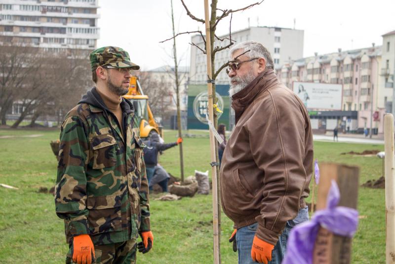 ÐÐµÐ½ÐµÑÐ°Ð»ÑÐ½ÑÐ¹ Ð´Ð¸ÑÐµÐºÑÐ¾Ñ Â«ÐÐµÐ»Ð¾Ð²Ð¾Ð¹ ÑÐµÑÐ¸Â» ÐÐ°Ð²ÐµÐ» ÐÐ»ÐµÐºÑÐµÐµÐ½ÐºÐ¾ (ÑÐ»ÐµÐ²Ð°) Ð¸ Ð·Ð°Ð¼ÐµÑÑÐ¸ÑÐµÐ»Ñ Ð´Ð¸ÑÐµÐºÑÐ¾ÑÐ° Ð¿Ð¾ Ð°Ð´Ð¼Ð¸Ð½Ð¸ÑÑÑÐ°ÑÐ¸Ð²Ð½ÑÐ¼ Ð²Ð¾Ð¿ÑÐ¾ÑÐ°Ð¼ ÐÐ¸ÑÐ°Ð¸Ð» ÐÐ½ÑÐ¾Ð½Ð¾Ð²Ð¸Ñ ÐÐ°ÑÑÐ°Ð½ÐµÑ (ÑÐ¿ÑÐ°Ð²Ð°) Ð¾Ð±ÑÑÐ¶Ð´Ð°ÑÑ ÑÐ¾Ð»ÑÐºÐ¾ ÑÑÐ¾ Ð¿Ð¾ÑÐ°Ð¶ÐµÐ½Ð½ÑÑ ÑÐ±Ð»Ð¾Ð½Ñ Red Sentinel (Ð² ÑÐµÐ½ÑÑÐµ)