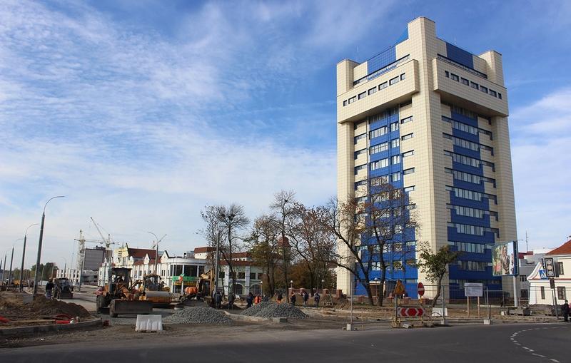 Â«ÐÐ±ÑÐµÐºÑ 802Â» Ð¾ÑÐµÐ½ÑÑ 2016 Ð³Ð¾Ð´Ð°. ÐÐµÐ´ÑÑÑÑ Ð½Ð¾Ð²ÑÐµ ÑÐ°Ð±Ð¾ÑÑ Ð¿Ð¾ ÑÐ°ÑÑÐ¸ÑÐµÐ½Ð¸Ñ ÑÐ»Ð¸ÑÑ Ð¸ ÑÐºÐ»Ð°Ð´ÐºÐµ Ð°ÑÑÐ°Ð»ÑÑÐ°. ÐÐ²ÑÑÑÑÐ°Ð¶Ð½Ð¾Ðµ Ð·Ð´Ð°Ð½Ð¸Ðµ Ñ Ð·ÐµÐ»ÐµÐ½Ð¾Ð¹ Ð²ÑÐ²ÐµÑÐºÐ¾Ð¹ â ÑÐ¾ÑÐ³Ð¾Ð²ÑÐ¹ ÑÐµÐ½ÑÑ. ÐÐ½ ÑÑÐ¾Ð¸Ñ Ð½Ð° Ð¼ÐµÑÑÐµ, Ð³Ð´Ðµ Ð½Ð°Ð±Ð»ÑÐ´Ð°Ð»Ð¾ÑÑ Ð½Ð°Ð¸Ð±Ð¾Ð»ÑÑÐµÐµ ÑÐ°Ð´Ð¸Ð¾Ð°ÐºÑÐ¸Ð²Ð½Ð¾Ðµ Ð·Ð°Ð³ÑÑÐ·Ð½ÐµÐ½Ð¸Ðµ
