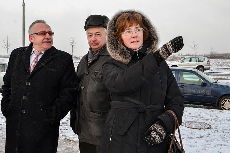ÐÑÑÐ°Ð¿ÐµÐ½ÐºÐ¾ (ÑÐ»ÐµÐ²Ð°) Ð¾Ð±ÑÐ°ÐµÑÑÑ Ñ Ð¼ÐµÑÑÐ½ÑÐ¼Ð¸ Ð¶Ð¸ÑÐµÐ»ÑÐ¼Ð¸