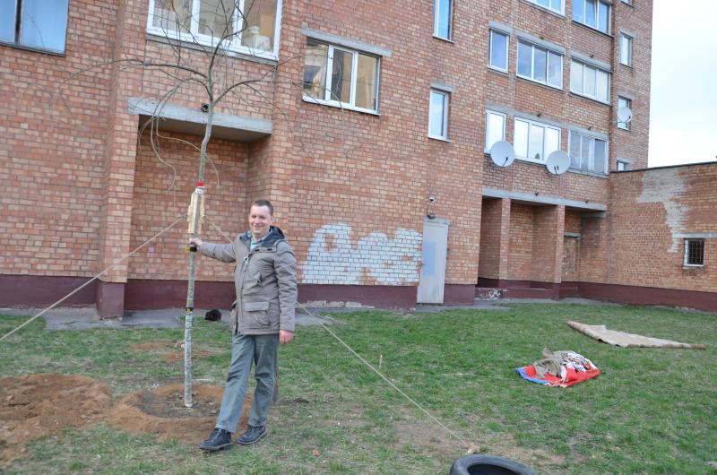 ÐÐ»Ñ ÑÑÐ±Ð¸Ð½Ñ Ð¿ÑÐ¸ÑÐ»Ð¾ÑÑ ÑÐ¾Ð¾ÑÑÐ´Ð¸ÑÑ ÑÐ¿ÐµÑÐ¸Ð°Ð»ÑÐ½ÑÐ¹ Ð±Ð°Ð½Ð´Ð°Ð¶ Ð¸Ð· Ð±ÑÑÑÐºÐ¾Ð² (Ð¼ÐµÐ¶Ð´Ñ ÑÐµÐ¼ Ð¼ÐµÑÑÐ¾Ð¼, Ð³Ð´Ðµ ÐºÐ¾ÑÑÐµÑÐ¿Ð¾Ð½Ð´ÐµÐ½Ñ Â«ÐÐµÐ»ÐµÐ¾Ð³Ð¾ Ð¿Ð¾ÑÑÐ°Ð»Ð°Â» Ð´ÐµÑÐ¶Ð¸ÑÑÑ Ð·Ð° ÑÑÐ²Ð¾Ð» Ð¸ ÐºÑÐ°ÑÐ½Ð¾Ð¹ Ð»ÐµÐ½ÑÐ¾Ð¹), ÑÑÐ¾Ð±Ñ Ð·Ð°ÑÐ¸ÐºÑÐ¸ÑÐ¾Ð²Ð°ÑÑ ÑÐ°ÑÑÑÐ¶ÐºÐ¸ Ð½Ð° ÑÑÐ²Ð¾Ð»Ðµ