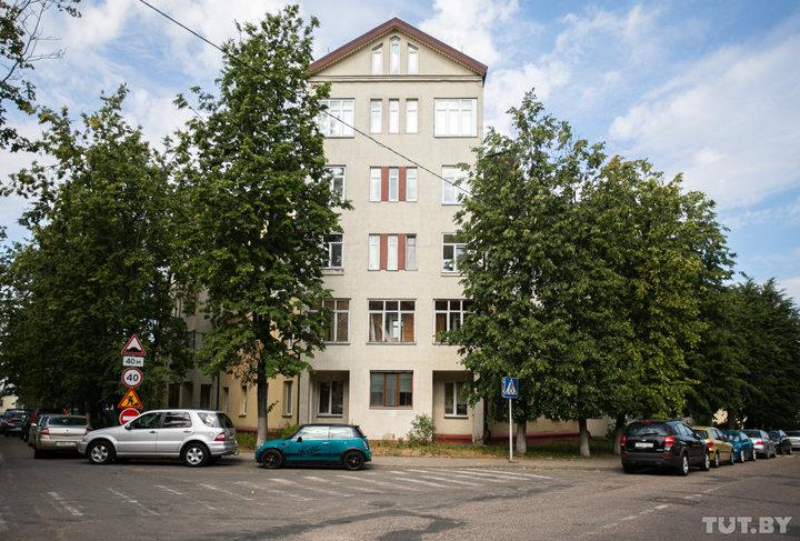 Ð 2004 Ð³Ð¾Ð´Ñ ÑÑÑ ÑÑÐ°Ð»Ð¸Ð½ÐºÑ Ð½Ð°Ð´ÑÑÑÐ¾Ð¸Ð»Ð¸ Ð´Ð²ÑÐ¼Ñ ÑÑÐ°Ð¶Ð°Ð¼Ð¸ Ð¸ Ð¼Ð°Ð½ÑÐ°ÑÐ´Ð¾Ð¹ (Ð²Ð¸Ð´ ÑÐ¾ ÑÑÐ¾ÑÐ¾Ð½Ñ ÑÐ»Ð¸ÑÑ Ð¢Ð°ÑÑÐ°Ð½Ð¾Ð²Ð°)