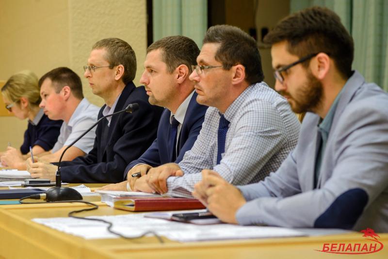   ÐÑÐµÐ´ÑÑÐ°Ð²Ð¸ÑÐµÐ»Ð¸ ÑÐ°Ð¹Ð¾Ð½Ð½Ð¾Ð¹ Ð°Ð´Ð¼Ð¸Ð½Ð¸ÑÑÑÐ°ÑÐ¸Ð¸ Ð½Ð° Ð²ÑÑÑÐµÑÐµ Ñ Ð¶Ð¸ÑÐµÐ»ÑÐ¼Ð¸ Ð¢ÑÐ°ÐºÑÐ¾ÑÐ½Ð¾Ð³Ð¾ Ð¿Ð¾ÑÐµÐ»ÐºÐ°, ÐÐ¸Ð½ÑÐº, 29 Ð¸ÑÐ½Ñ 2017 Ð³Ð¾Ð´Ð°. Ð¤Ð¾ÑÐ¾: Ð¡ÐµÑÐ³ÐµÐ¹ ÐÐ°Ð»Ð°Ð¹, ÐÐµÐ»Ð°ÐÐÐ