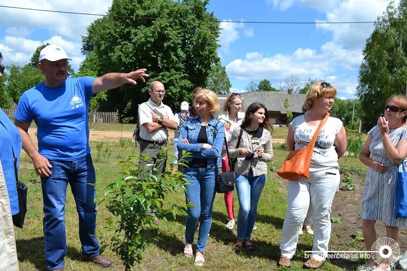 Ð£ÑÐ°Ð´ÑÐ±Ð° ÐÐ°Ð»Ð¸Ð½ÐºÐ°2, Ð®ÑÐ¸Ð¹ ÐÐµÐ»Ð¸Ð¿Ð¾Ð²Ð¸Ñ Ð¿Ð¾ÐºÐ°Ð·ÑÐ²Ð°ÐµÑ Ð³Ð¾ÑÑÑÐ¼ ÑÐ°Ð¶ÐµÐ½ÑÑ