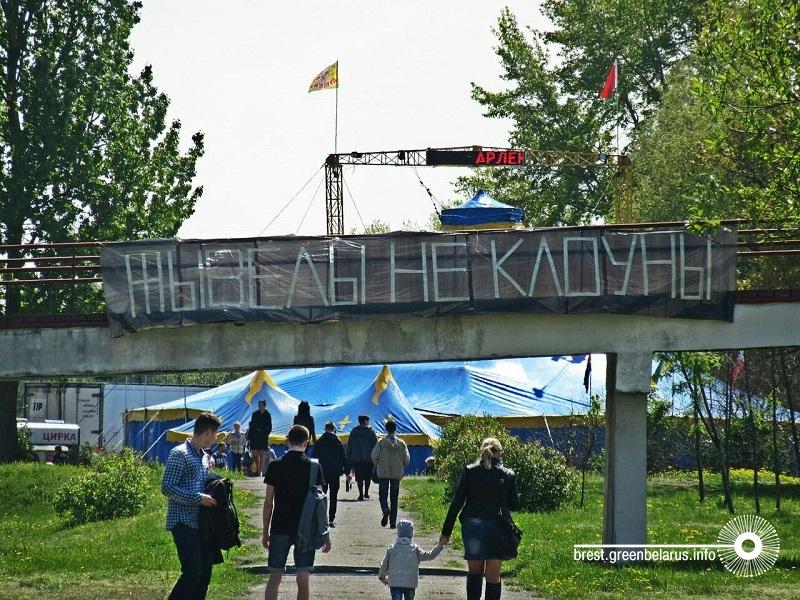 ÐÐ¾Ð´Ð³Ð¾ÑÐ¾Ð²Ð»ÐµÐ½Ð½ÑÐ¹ Ð¡ÐµÑÐ³ÐµÐµÐ¼ ÐÐ¾Ð»ÑÐ±Ð¾Ð¼ Ð±Ð°Ð½Ð½ÐµÑ, Ð²ÑÐ²ÐµÑÐµÐ½Ð½ÑÐ¹ Ð¸Ð¼ Ñ ÑÐ¾Ð²Ð°ÑÐ¸ÑÐ°Ð¼Ð¸ Ð² Ð¿ÑÐ¾ÑÐ»Ð¾Ð¼ Ð³Ð¾Ð´Ñ Ð½Ð° Ð²ÑÐ¾Ð´Ðµ Ð² Ð¿ÐµÑÐµÐ´Ð²Ð¸Ð¶Ð½Ð¾Ð¹ ÑÐ¸ÑÐº.
