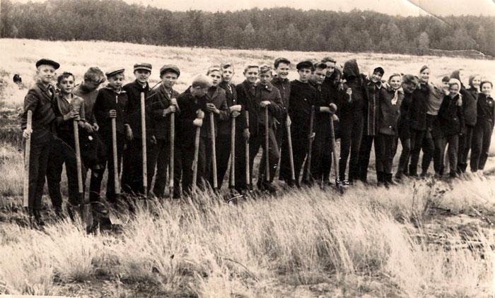  Ð¨ÐºÐ¾Ð»ÑÐ½Ð¾Ðµ Ð»ÐµÑÐ½Ð¸ÑÐµÑÑÐ²Ð¾ ÐÐ¾Ð¶ÑÐºÐ¾Ð¹ ÑÑÐµÐ´Ð½ÐµÐ¹ ÑÐºÐ¾Ð»Ñ, Ð²ÐµÑÐ½Ð° 1971 Ð³Ð¾Ð´Ð°. Ð¨ÐµÑÑÐ¾Ð¹ ÑÐ»ÐµÐ²Ð° â ÐÐ»ÐµÐºÑÐ°Ð½Ð´Ñ ÐÐ¸ÑÐºÐ¾Ð²ÑÐºÐ¸Ð¹