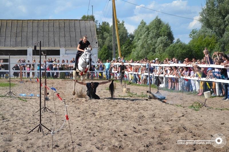 ÐÑÑÐ¶Ð¾Ðº Ð½Ð° Ð»Ð¾ÑÐ°Ð´Ð¸ ÑÐµÑÐµÐ· ÑÐµÐ»Ð¾Ð²ÐµÐºÐ°